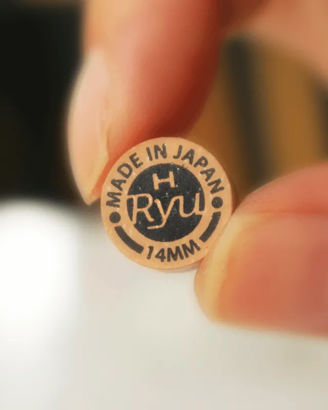 指先で持たれたHと刻印されたRyu Tip