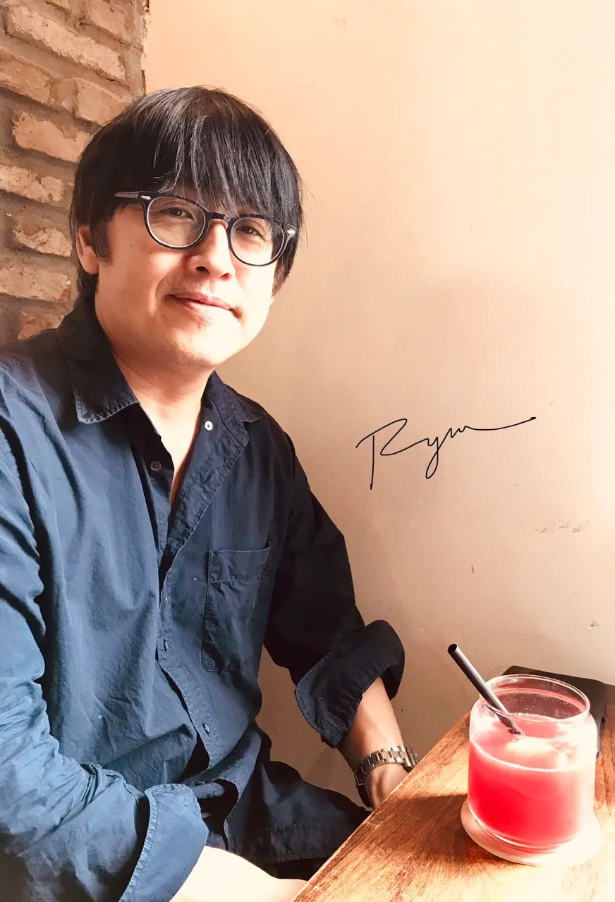室内のテーブルに座るRyu